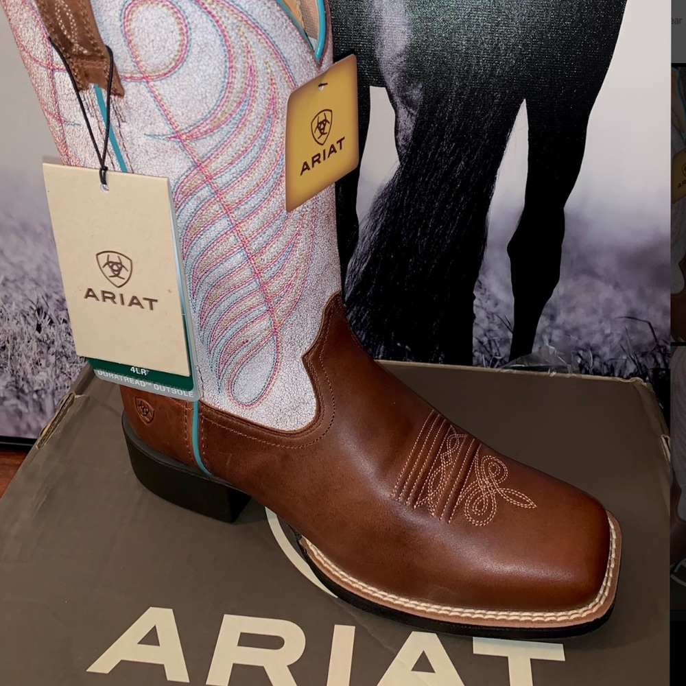 ARIAT Women’s Round Up Wide Square Toe Western